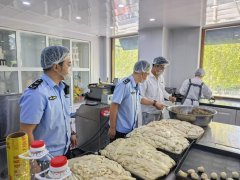 区市场监管局开展月饼专项查抄 建牢“双节”食